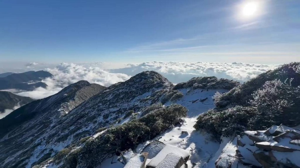 1st snow of winter falls on Taiwan's Xueshan