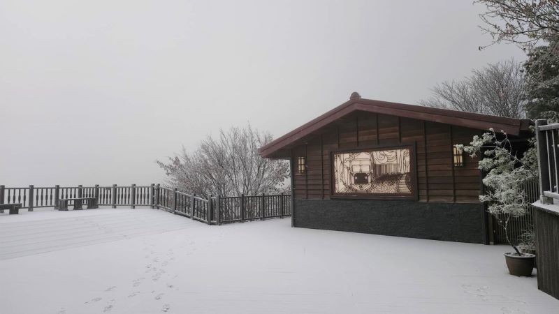 【注意保暖及交通動態】宜蘭太平山零下6度、21日深夜降瑞雪　遊客喜迎銀色世界