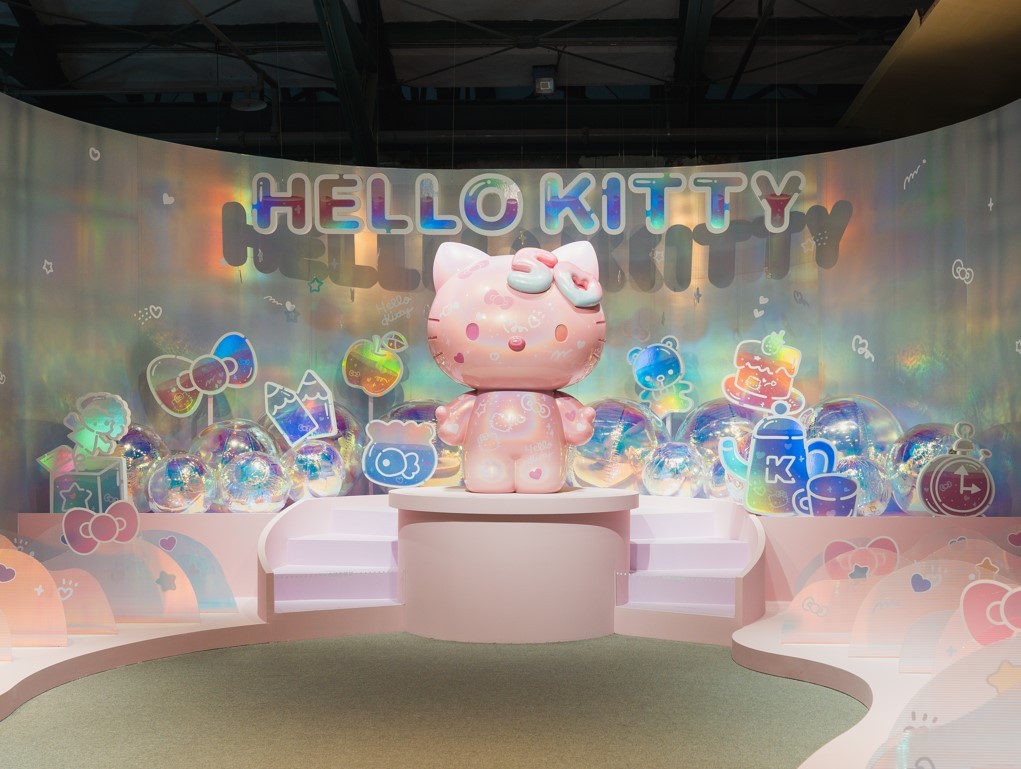 Hello Kitty 50歲！特展打造兩層樓高超萌裝置　一解身世之謎回顧經典造型