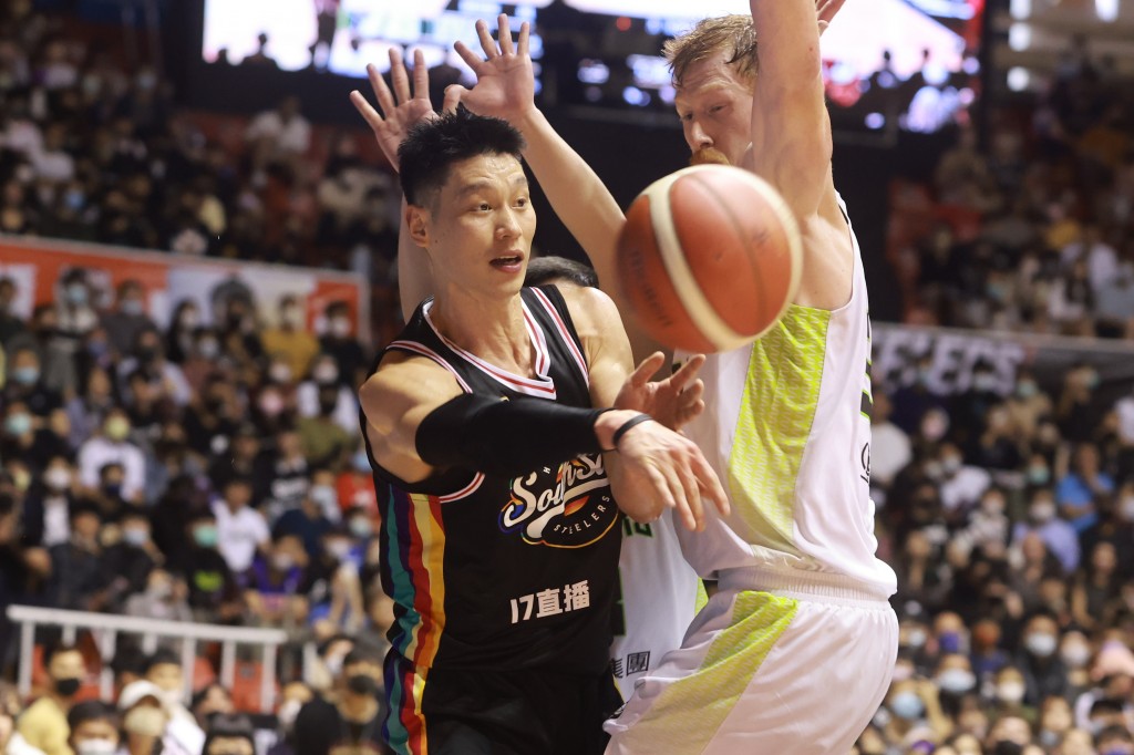 Jeremy Lin scores 21, ties P.League record for assists in Taiwan debut