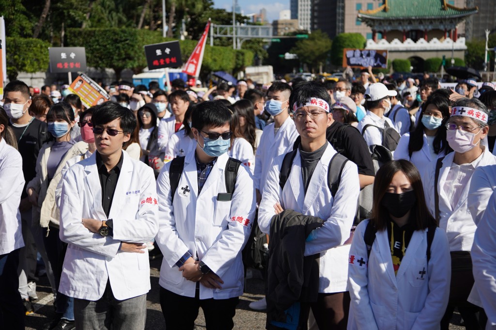 Nurses and doctors protest conditions for healthcare workers in Taiwan