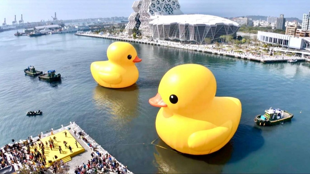Giant rubber ducks return to Taiwan's waters