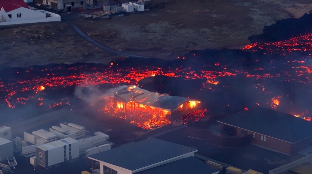進入火山活躍期 冰島城鎮加緊「築堤」阻熔岩
