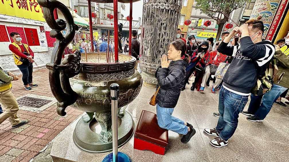 Photo of the Day: Lai hands out lucky money in Tainan on first day of Lunar New Year