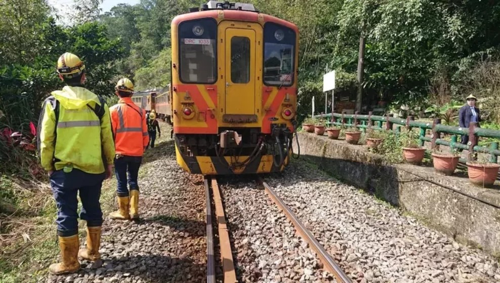 Delays after train derails on north Taiwan's Pingxi Line