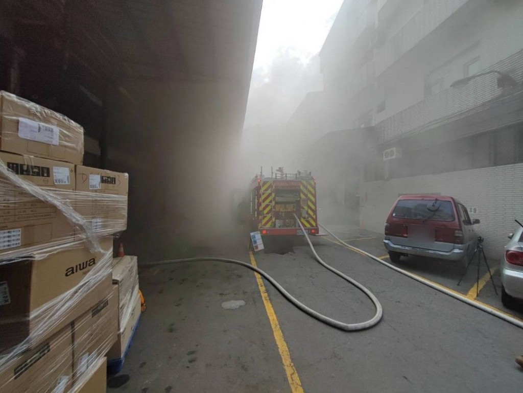 Smell from electronics warehouse fire wafts over Greater Taipei