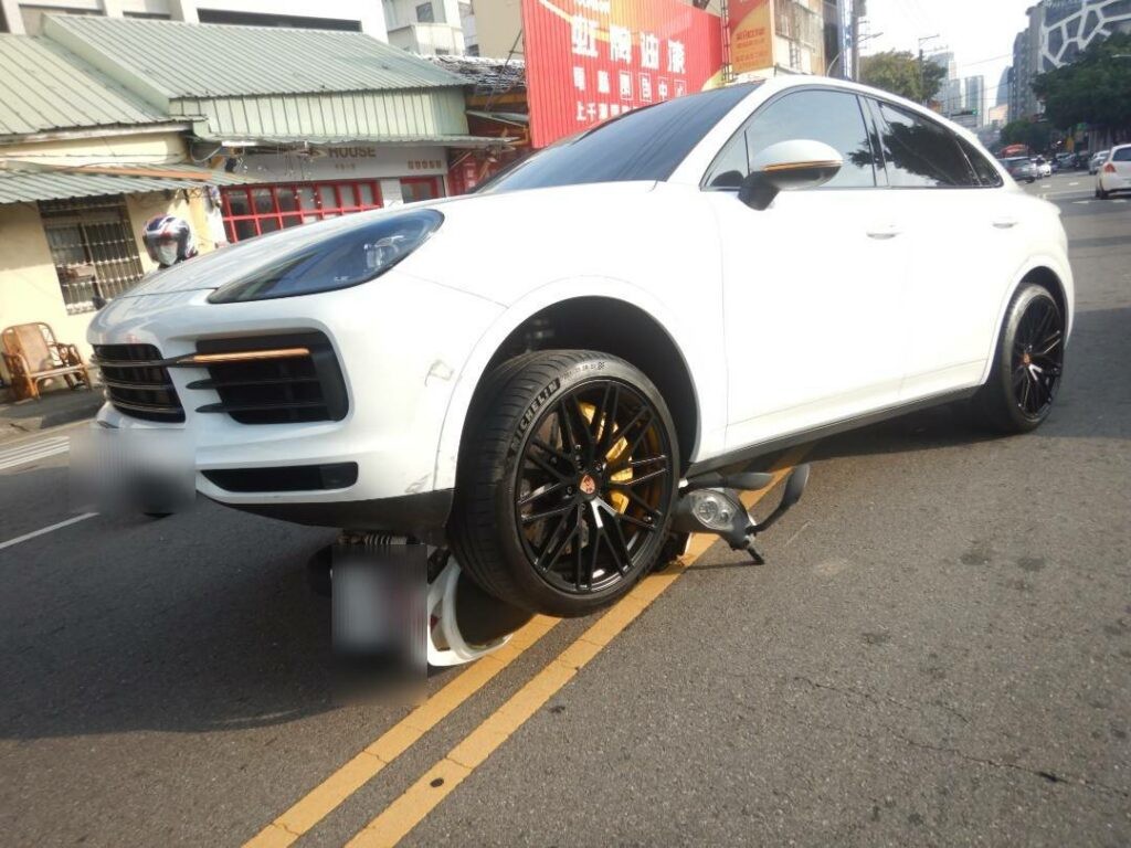 Watch scooter rider survive being crushed by Porsche in Taichung


 