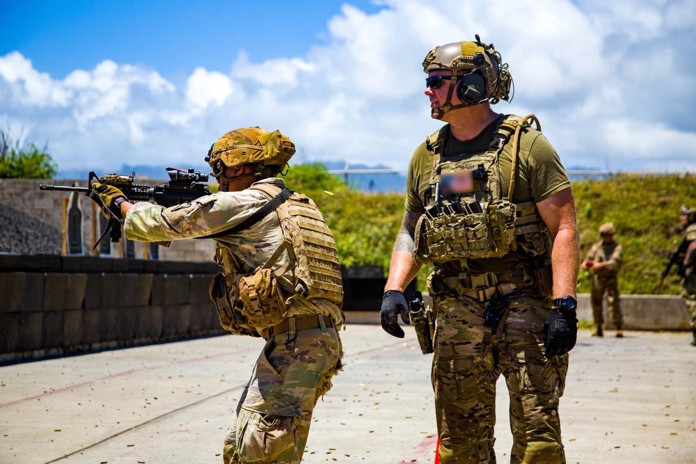 Green Beret with 1st Battalion, 1st Special Forces Group (right), instructs a Soldier with 2nd Infantry Brigade Combat Team, 25th Infantry Division&nb...