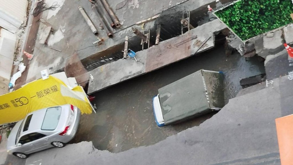 Tainan crane collapses while trying to remove truck from sinkhole
