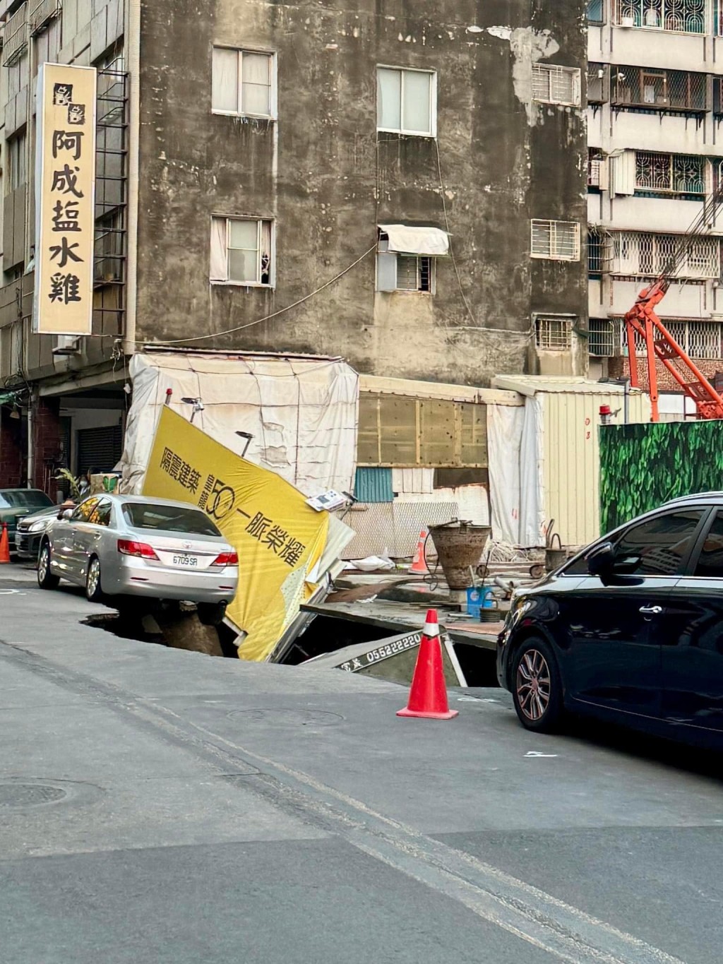 Tainan crane collapses while trying to remove truck from sinkhole